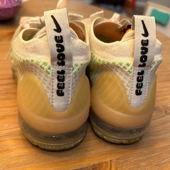 Nike Women's VaporMax Flyknit Shoes - White and Green - Picture 4 of 9